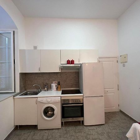 شقة Quirky 1Br Just Off Main Street Prime Location غيبرالتار المظهر الخارجي الصورة