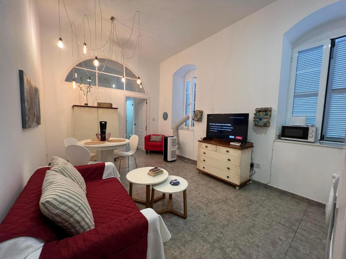 شقة Quirky 1Br Just Off Main Street Prime Location غيبرالتار المظهر الخارجي الصورة