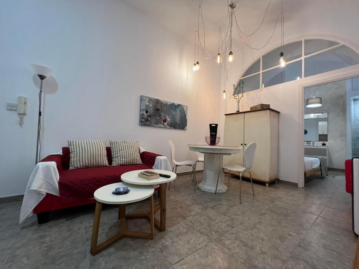 شقة Quirky 1Br Just Off Main Street Prime Location غيبرالتار المظهر الخارجي الصورة