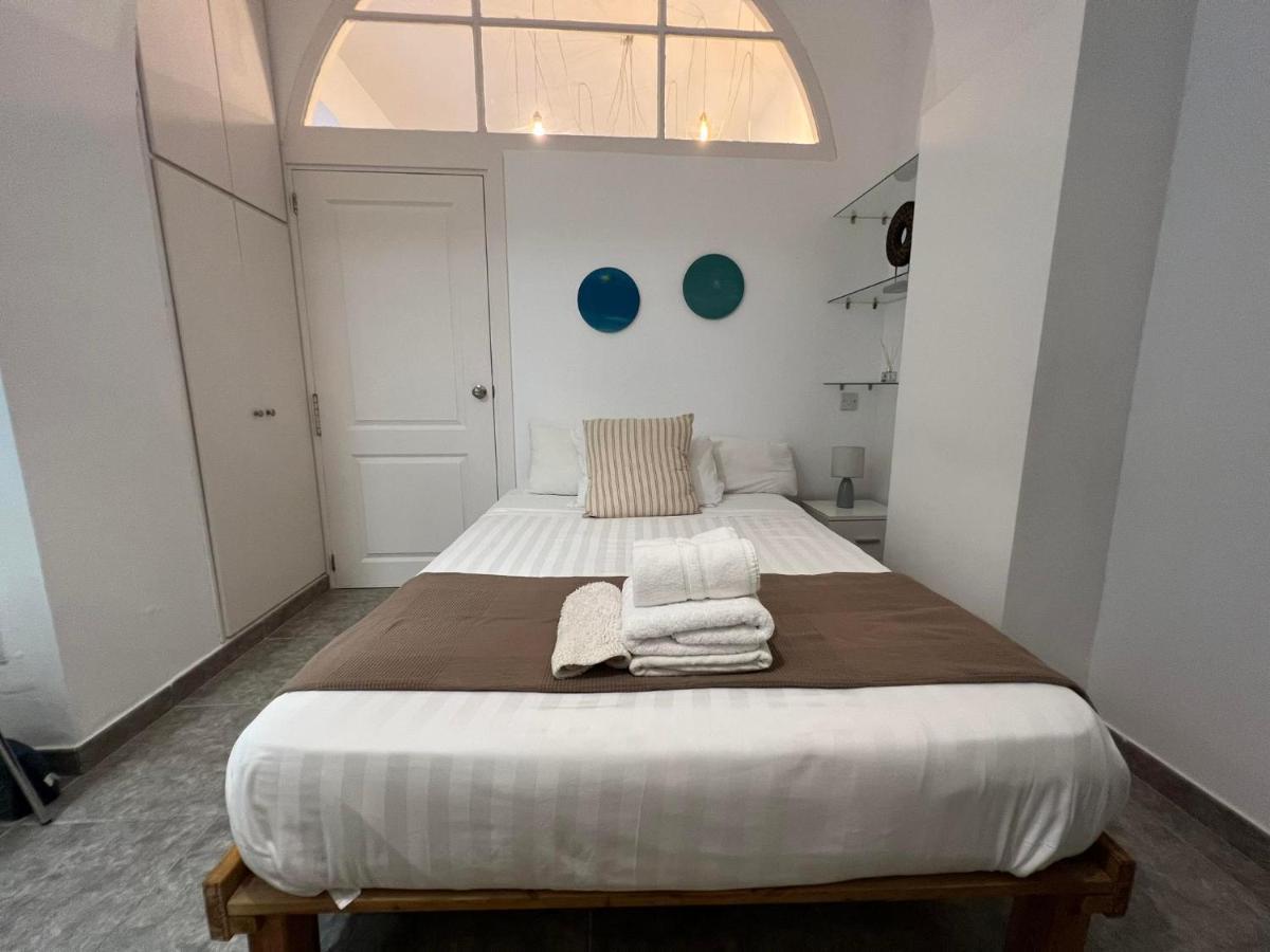 شقة Quirky 1Br Just Off Main Street Prime Location غيبرالتار المظهر الخارجي الصورة
