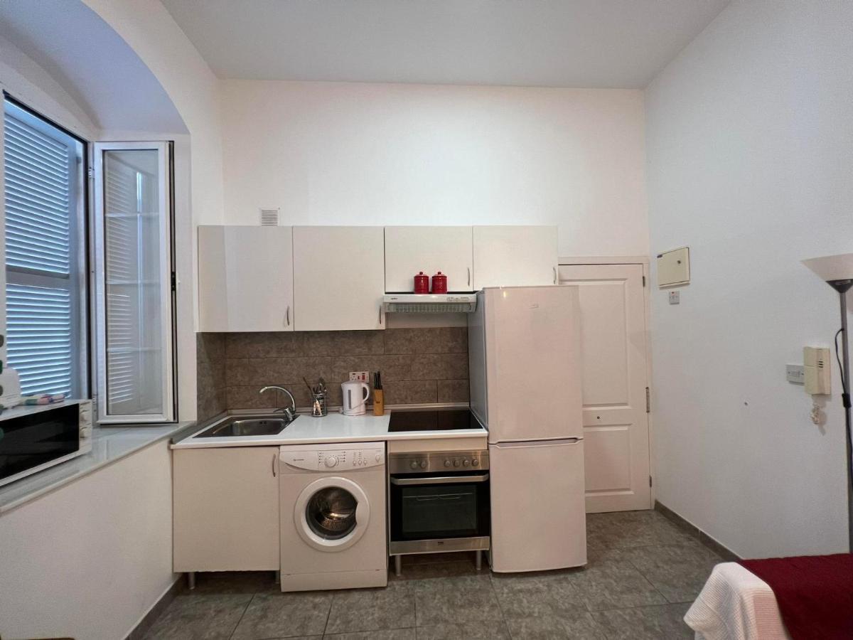 شقة Quirky 1Br Just Off Main Street Prime Location غيبرالتار المظهر الخارجي الصورة
