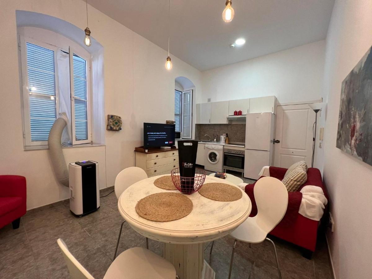شقة Quirky 1Br Just Off Main Street Prime Location غيبرالتار المظهر الخارجي الصورة