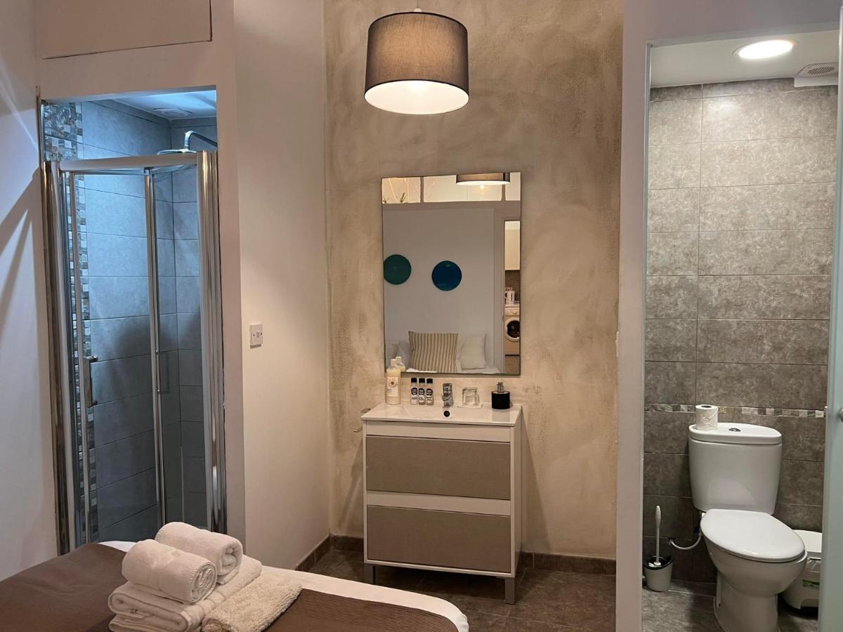 شقة Quirky 1Br Just Off Main Street Prime Location غيبرالتار المظهر الخارجي الصورة